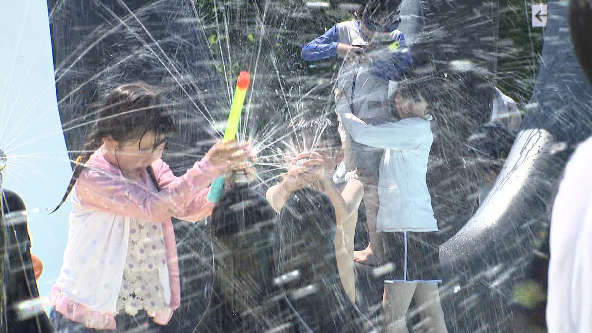 水遊びを楽しむ子どもたち