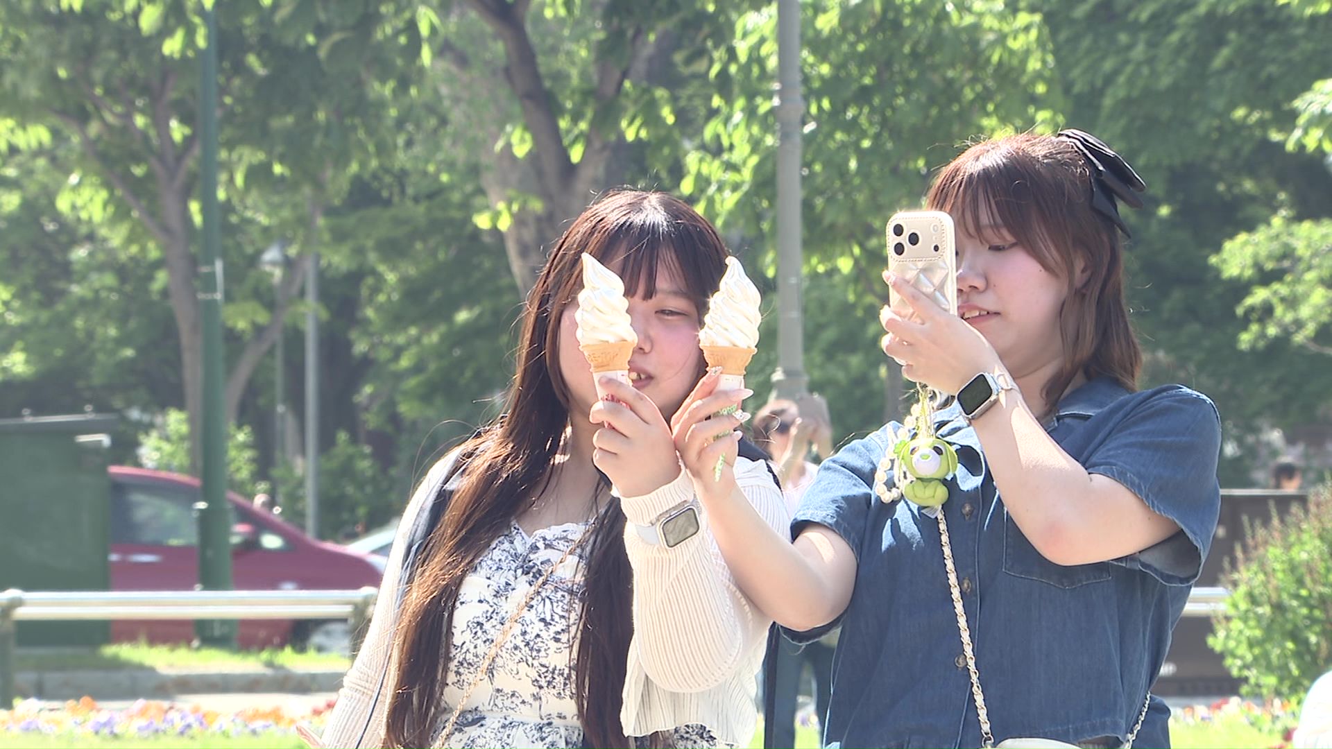 かき氷やソフトクリームを楽しむ人の姿も