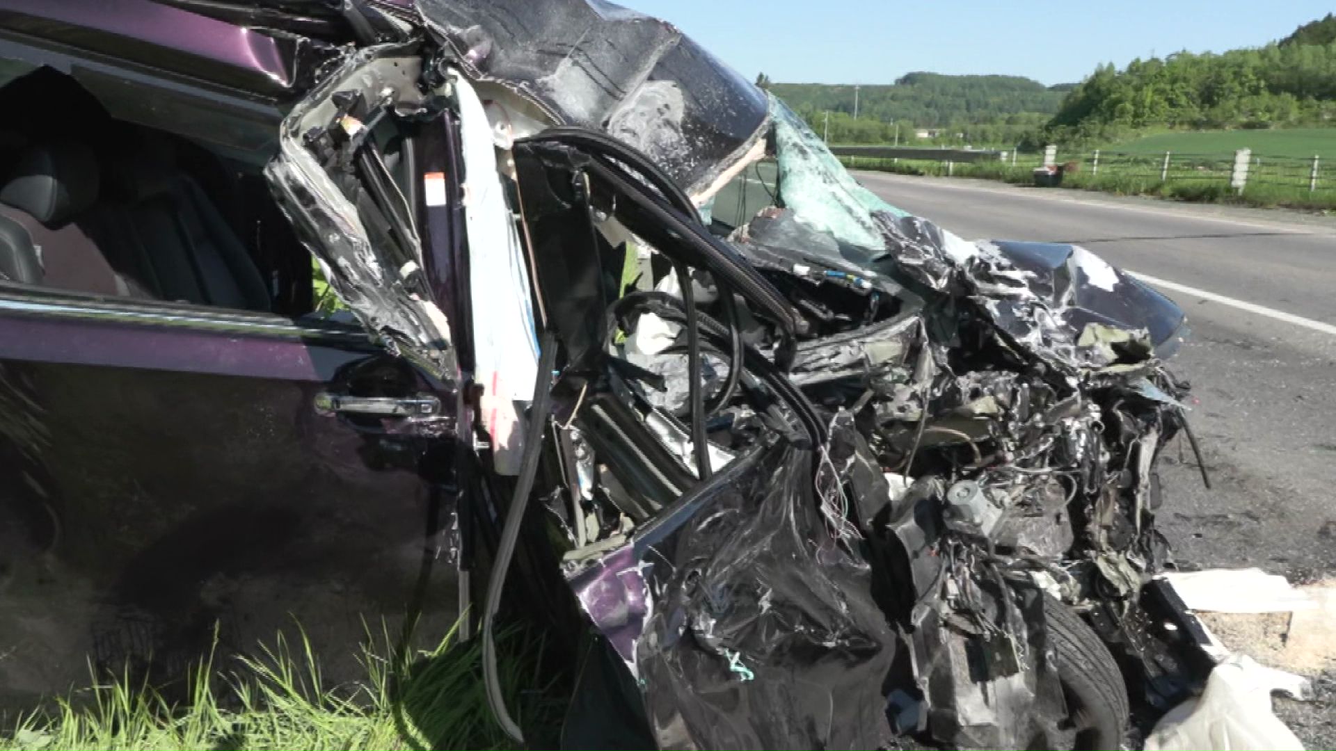 原型をとどめないほど大破した乗用車