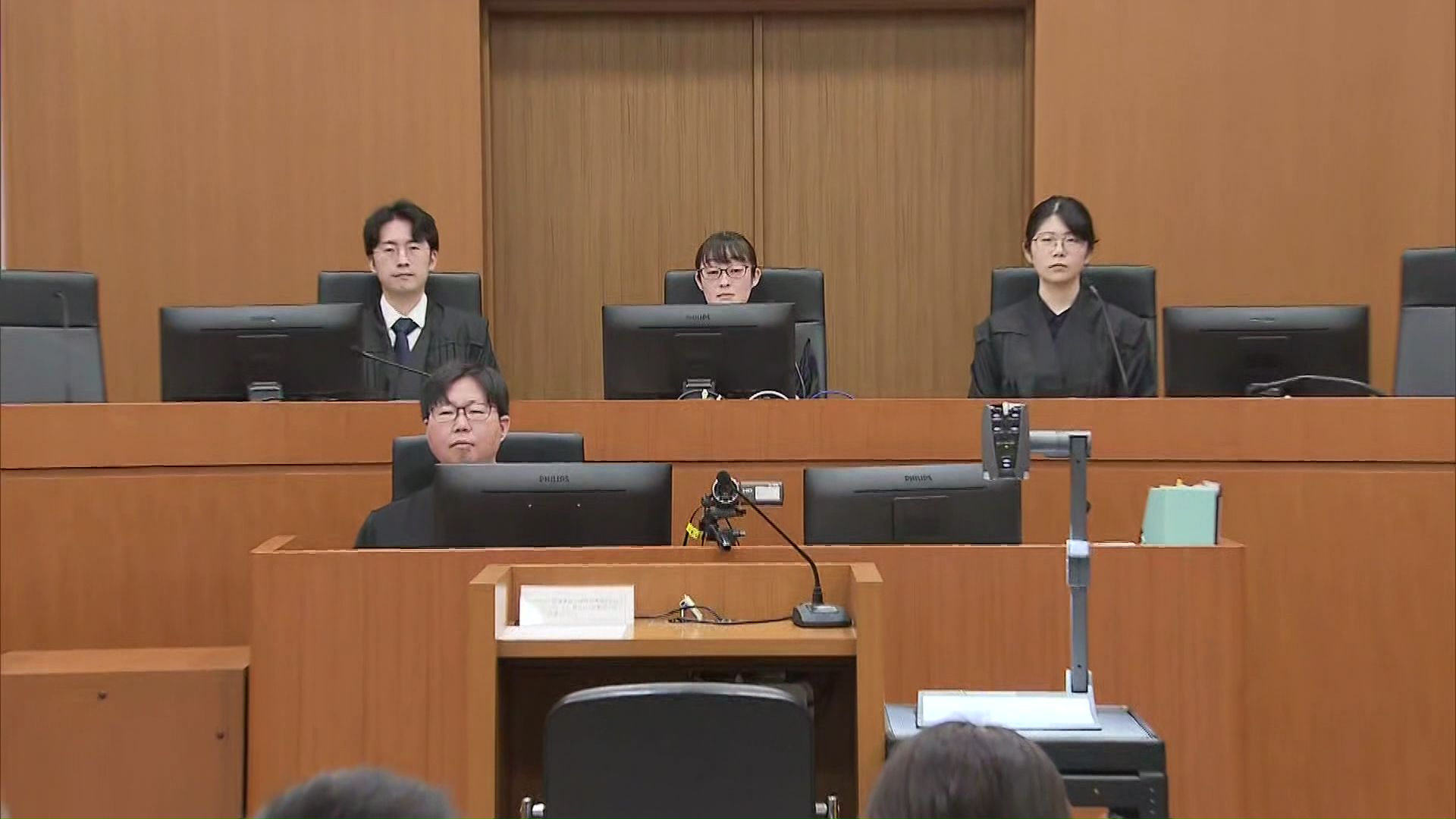 謝罪後、立ち上がって傍聴席に向け20秒ほど頭を下げた内田被告