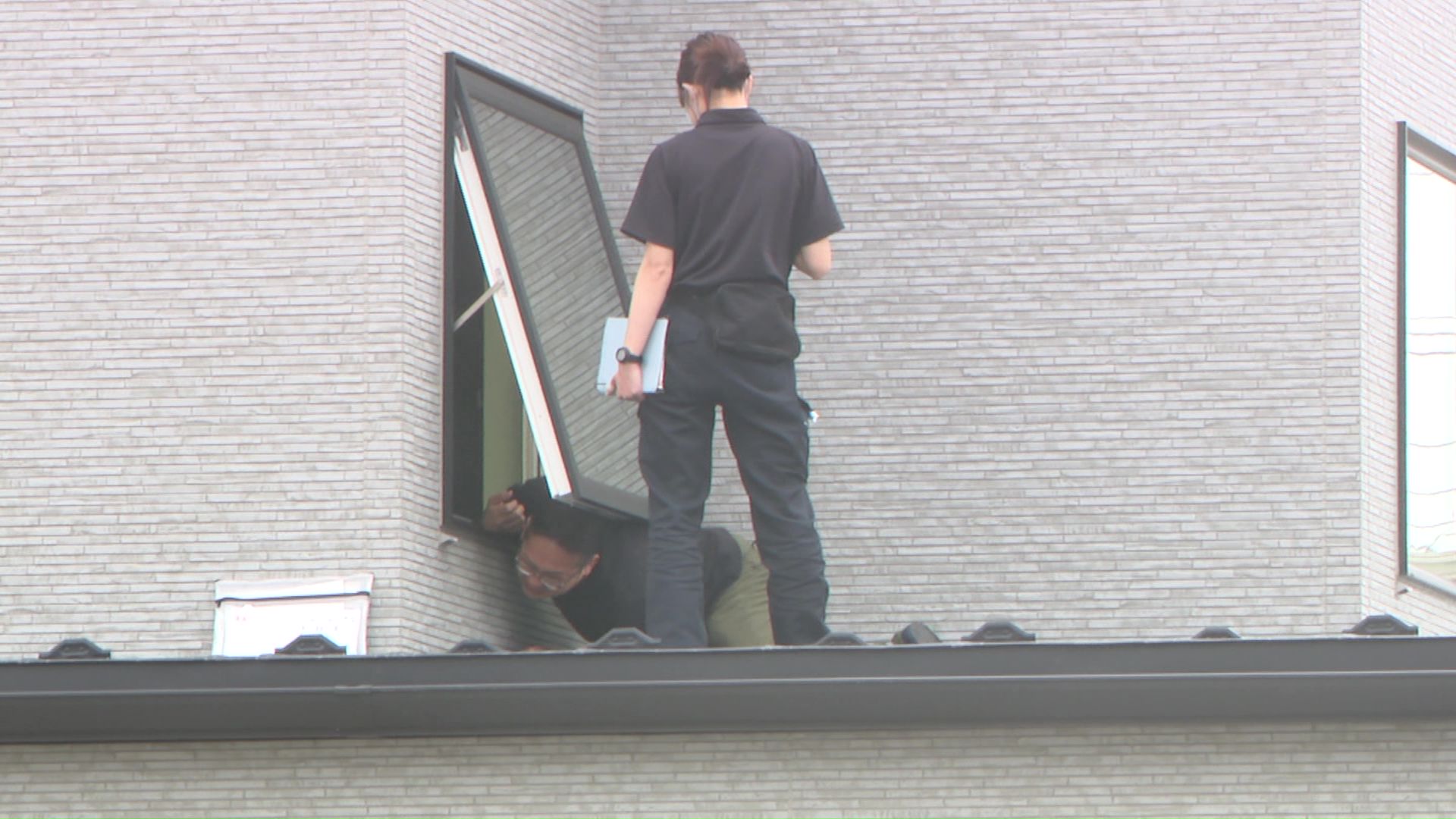 2階の窓から屋根に出て遊んでいた3歳と4歳の男児が転落