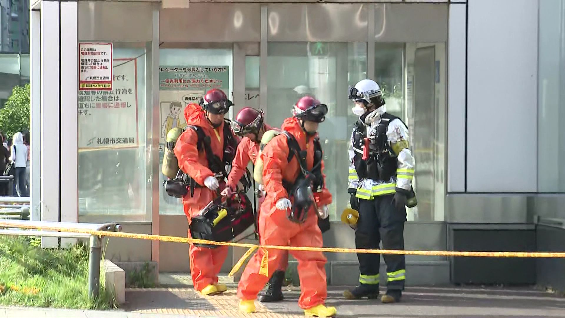 【地下鉄の異臭騒ぎで新情報】白シャツの若い男が“スプレーのようなもの噴射”する姿が防犯カメラに…エレベーターホールに向かって＿男2人組の様子が記録『威力業務妨害』の疑いで行方追う〈北海道札幌市中央区〉